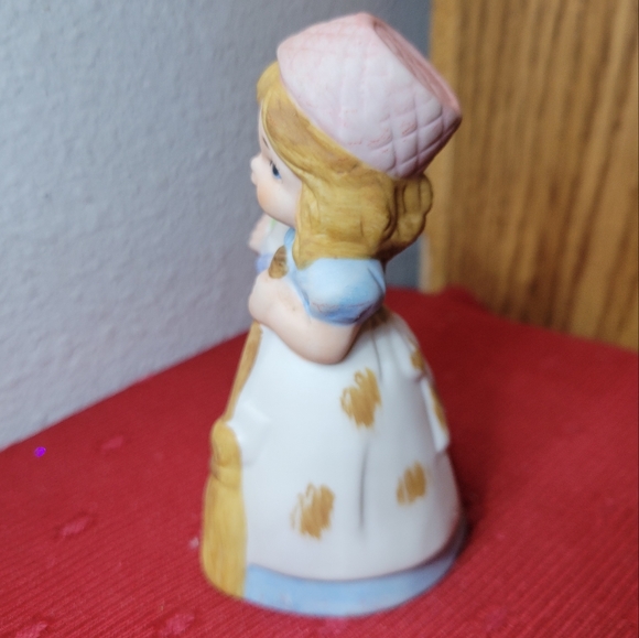Vtg Figurine Statue Girl Broom Shoe Blonde Hair Dress Cleaning Up Mess Porcelain - Picture 2 of 5